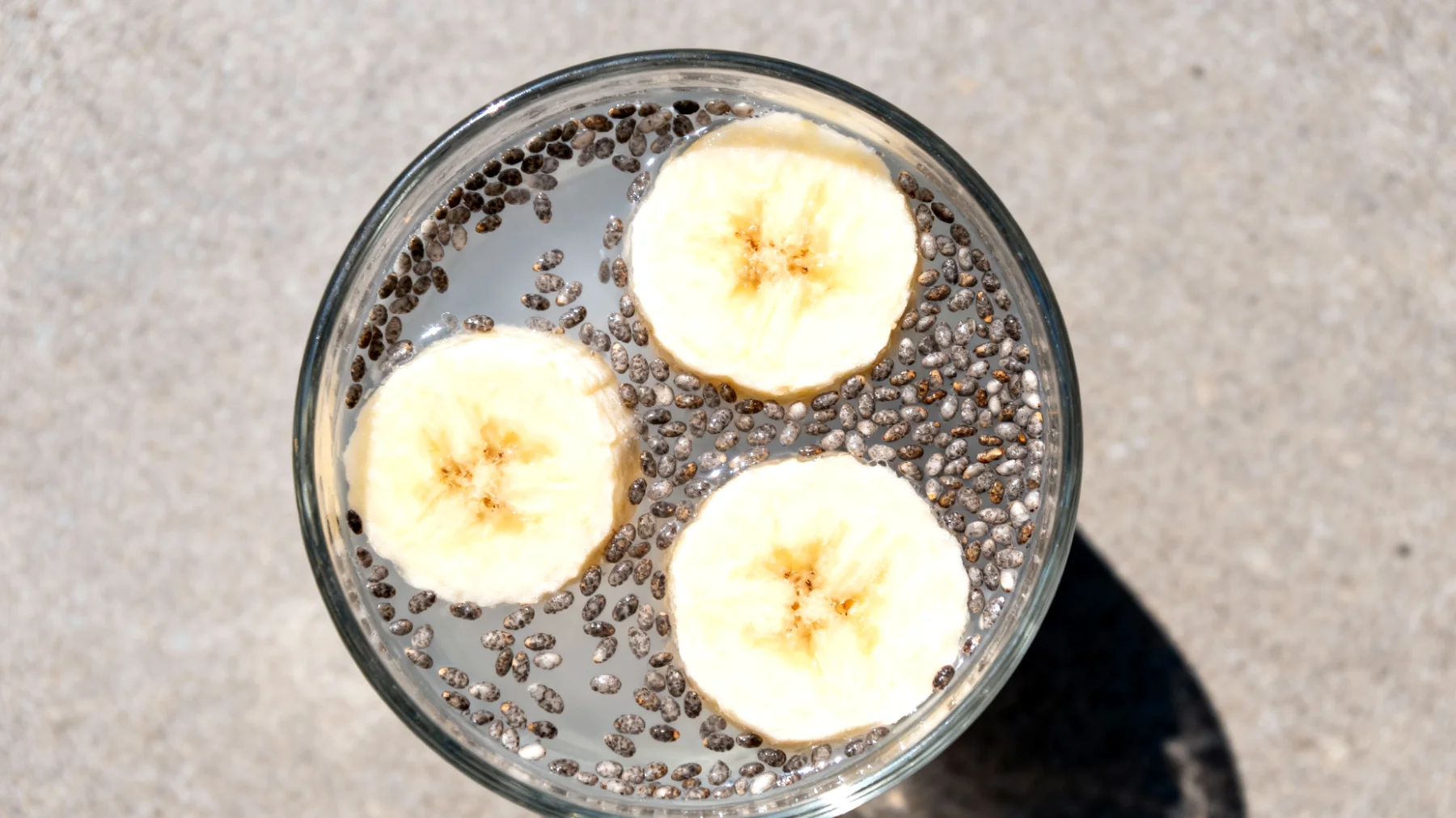 Acqua di cocco con semi di chia e banana"