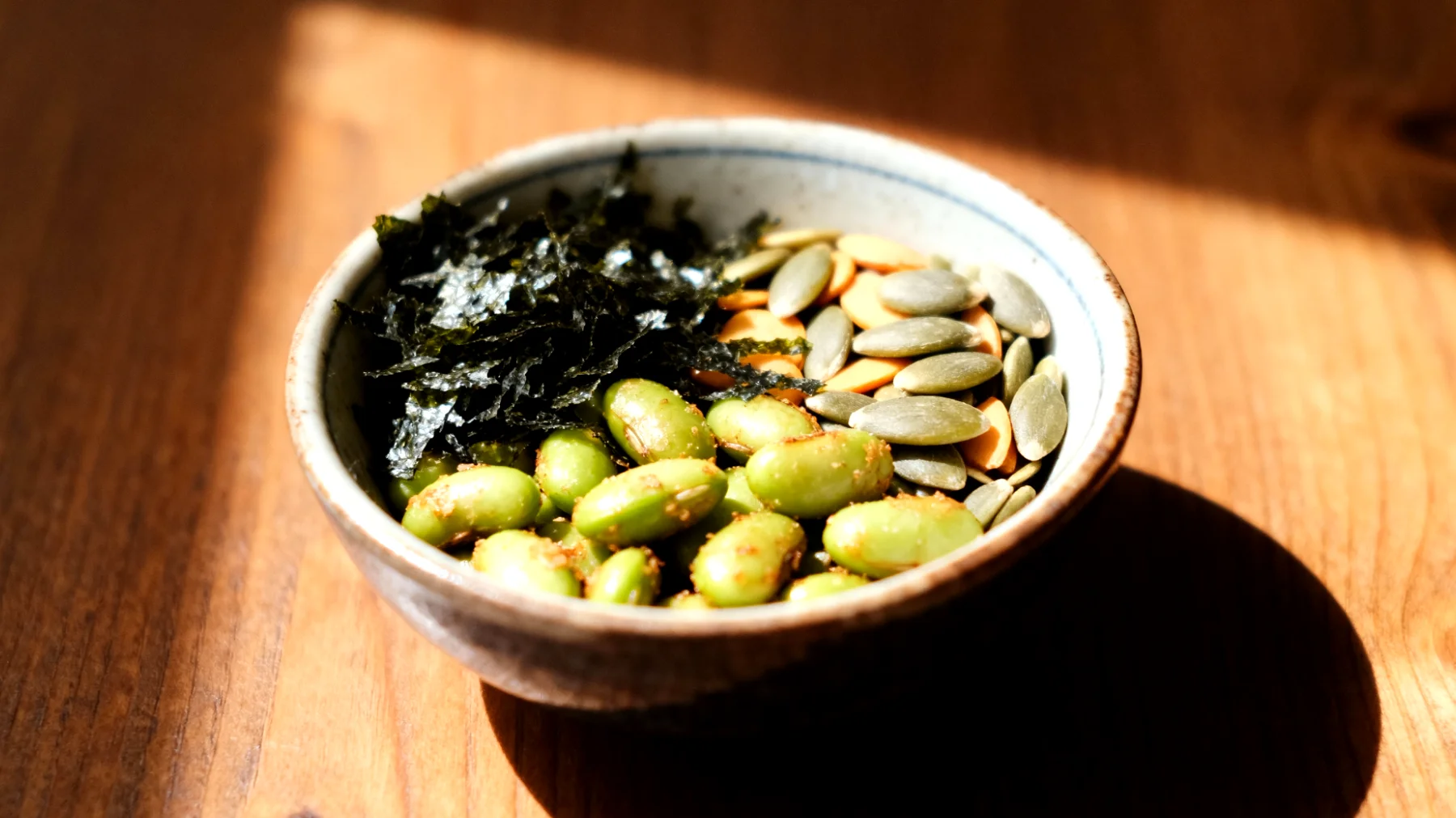 Edamame tostati con semi di zucca e alga nori"