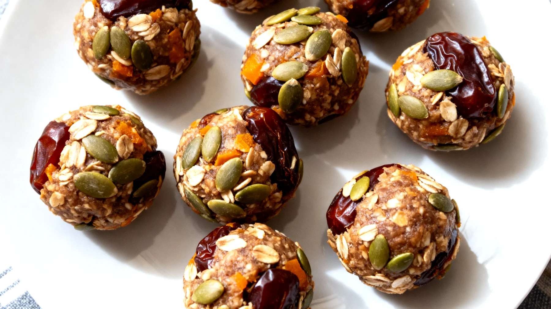 Energy balls ai datteri, avena e semi di zucca"