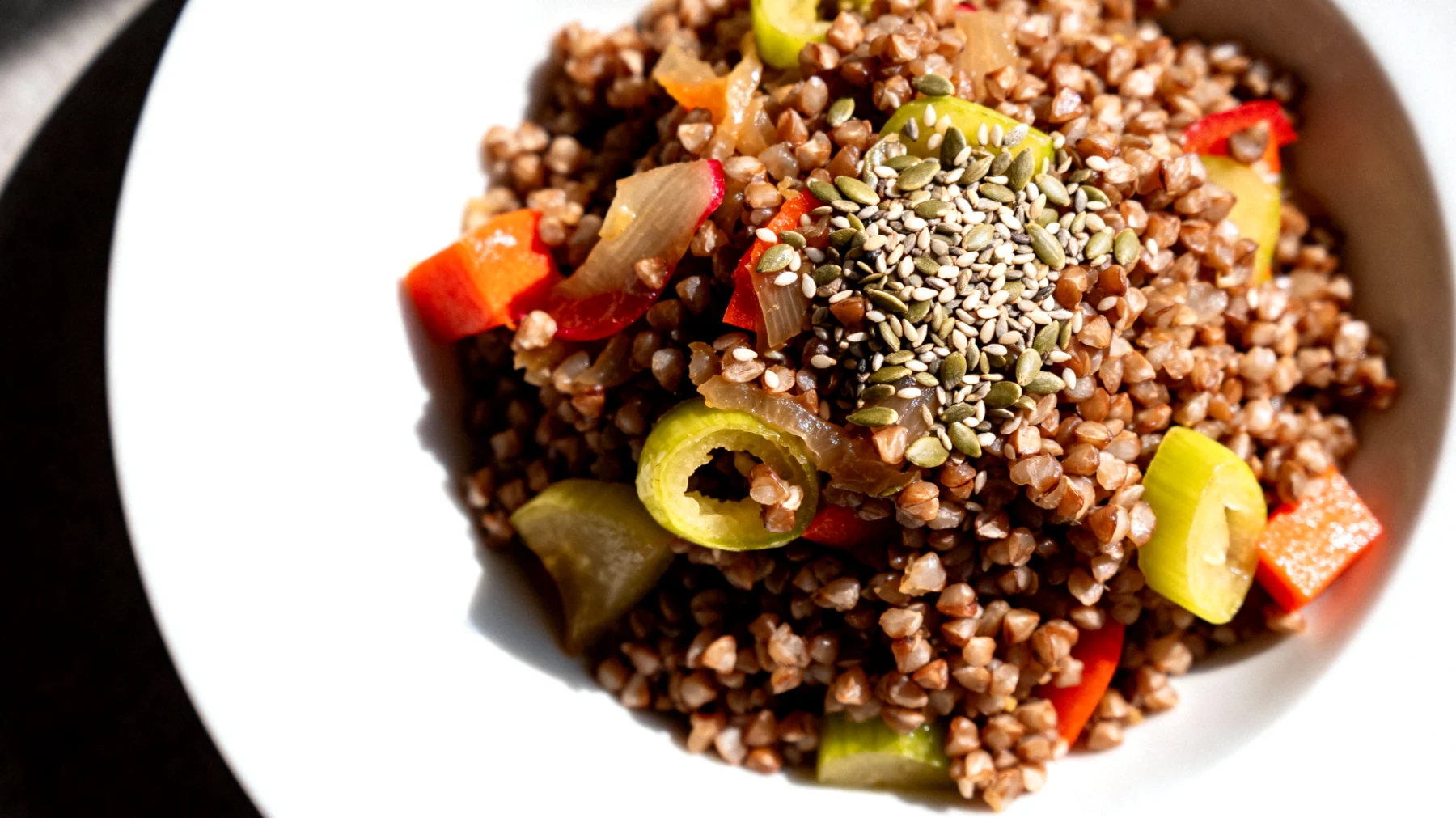 Insalata di grano saraceno con verdure fermentate e semi di canapa"
