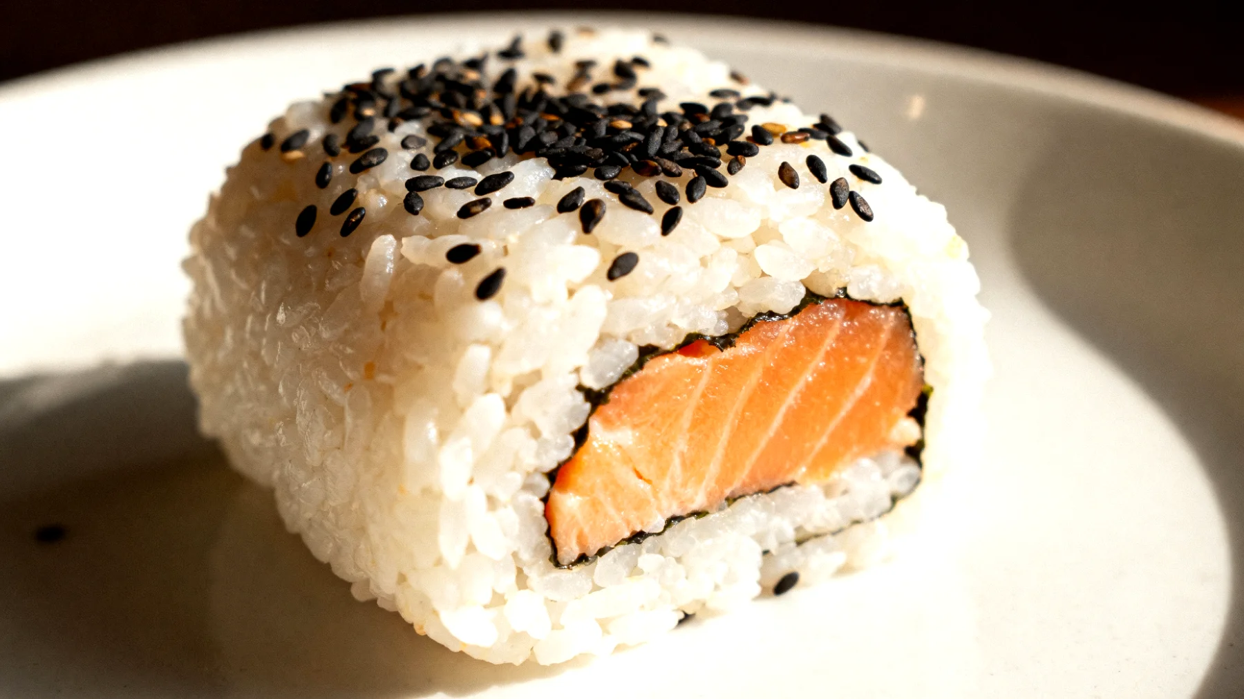 Onigiri con ripieno di salmone e semi di sesamo"
