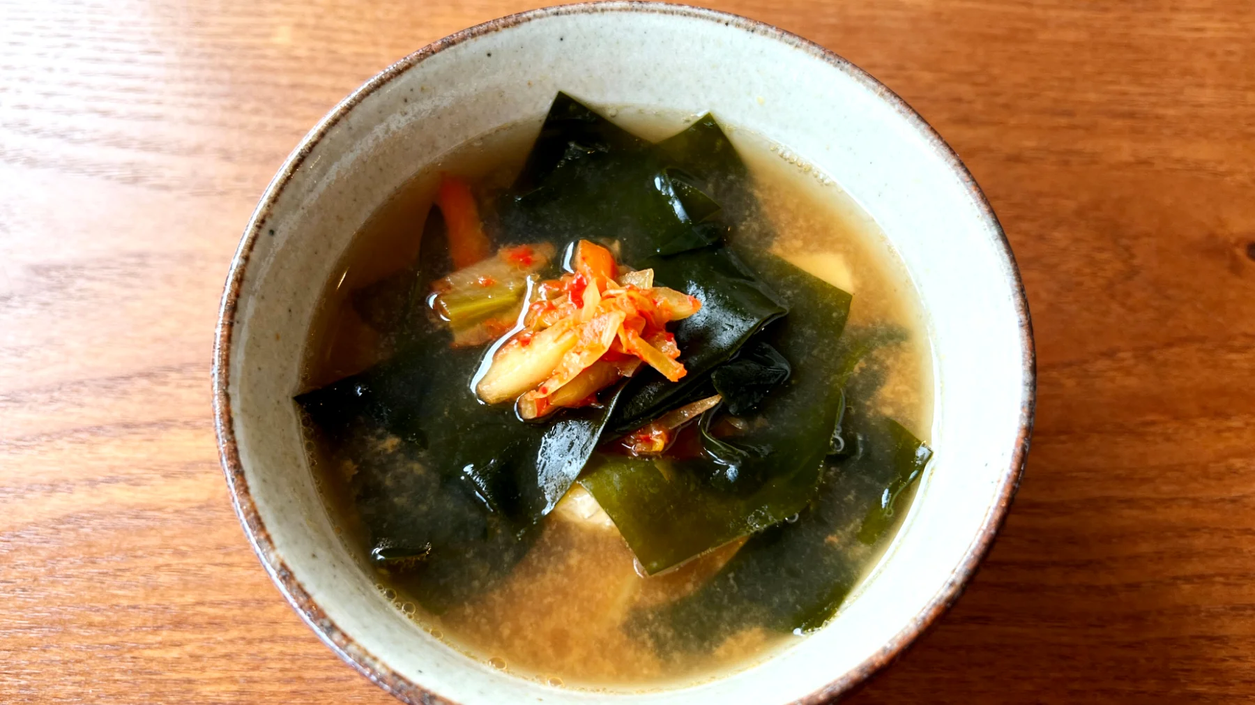 Zuppa di miso con verdure fermentate e alghe wakame"